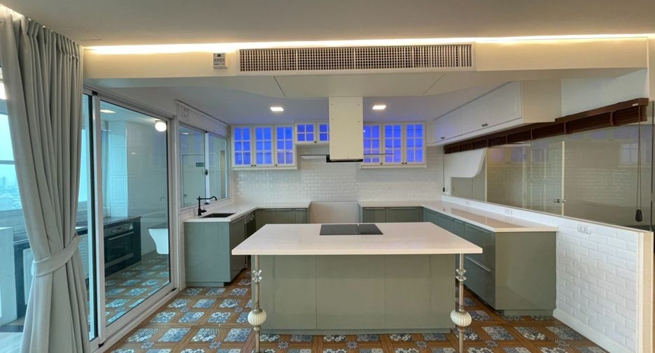 For sale 3 bedrooms condo in Watthana, Bangkok