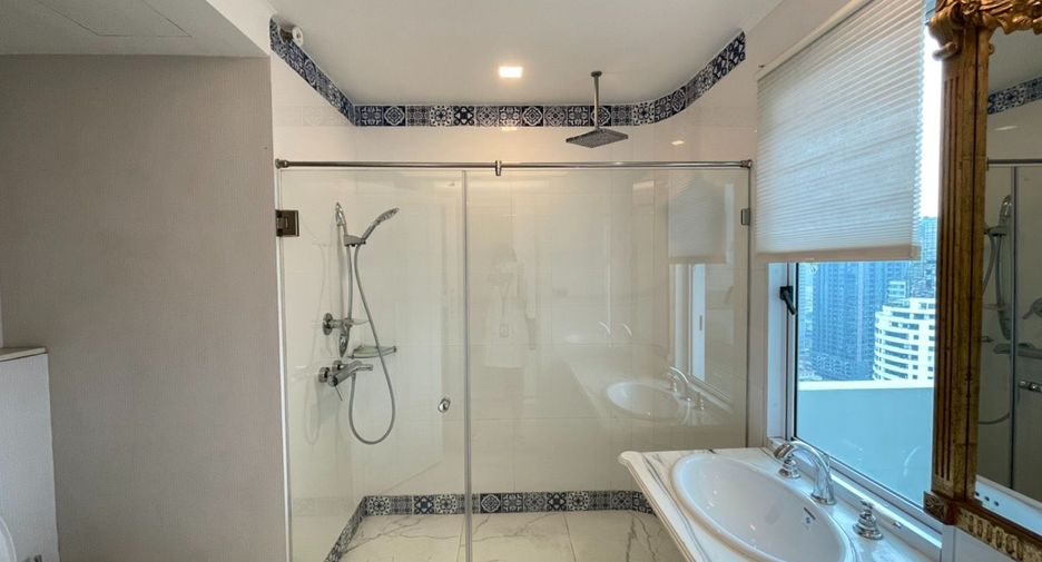 For sale 3 bedrooms condo in Watthana, Bangkok