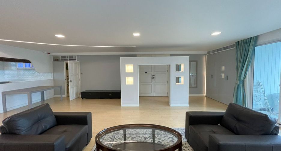 For sale 3 bedrooms condo in Watthana, Bangkok
