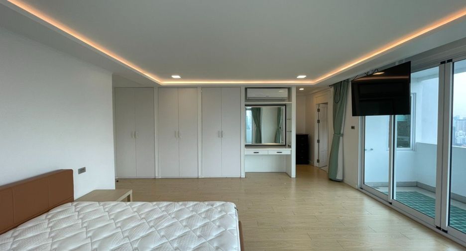 For sale 3 bedrooms condo in Watthana, Bangkok
