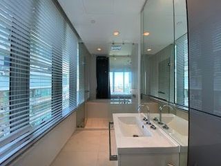 À louer et à vendre 2 chambres condo à Pathum Wan, Bangkok