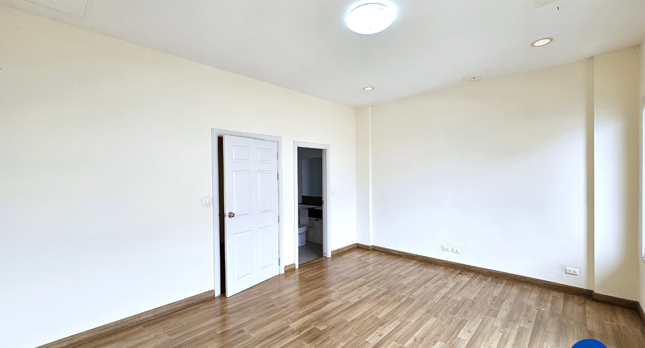 For sale 4 bedrooms retail Space in Bueng Kum, Bangkok