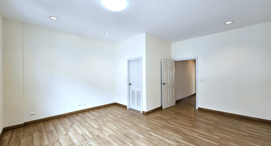 For sale 4 bedrooms retail Space in Bueng Kum, Bangkok