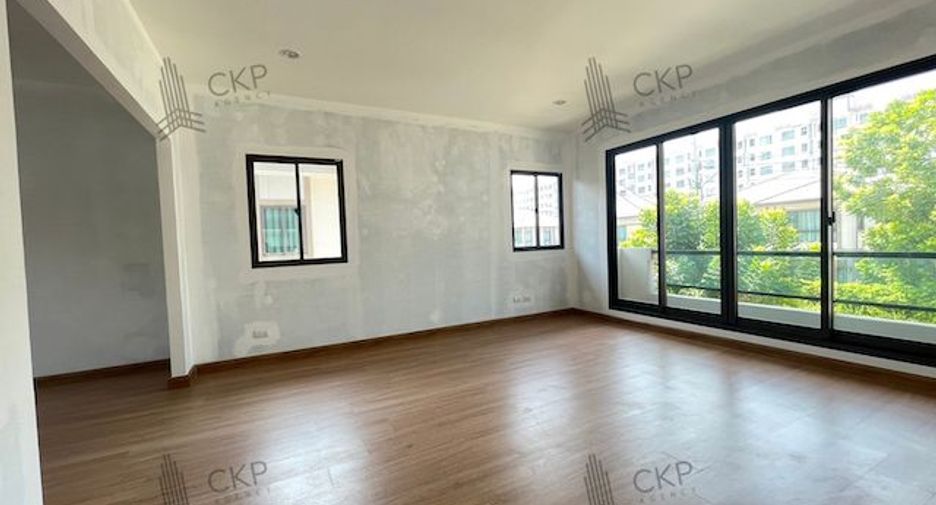 For sale 4 bedrooms house in Thanyaburi, Pathum Thani