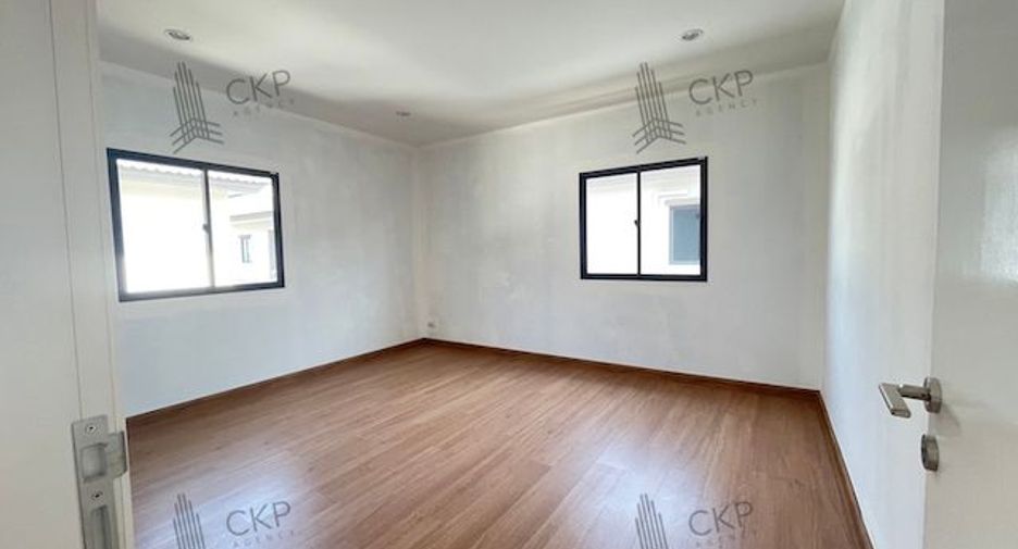 For sale 4 bedrooms house in Thanyaburi, Pathum Thani