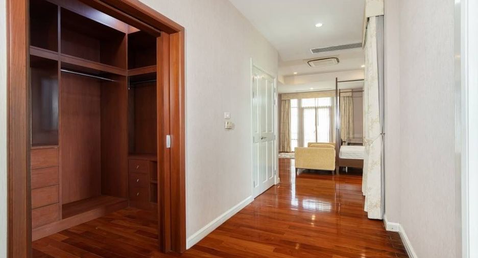 Haus zur Miete und zum Kauf mit 4 Zimmer in Watthana, Bangkok