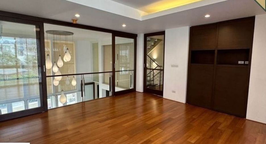 For sale 3 bedrooms townhouse in Yan Nawa, Bangkok