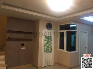 For rent 5 bedrooms townhouse in Saphan Sung, Bangkok