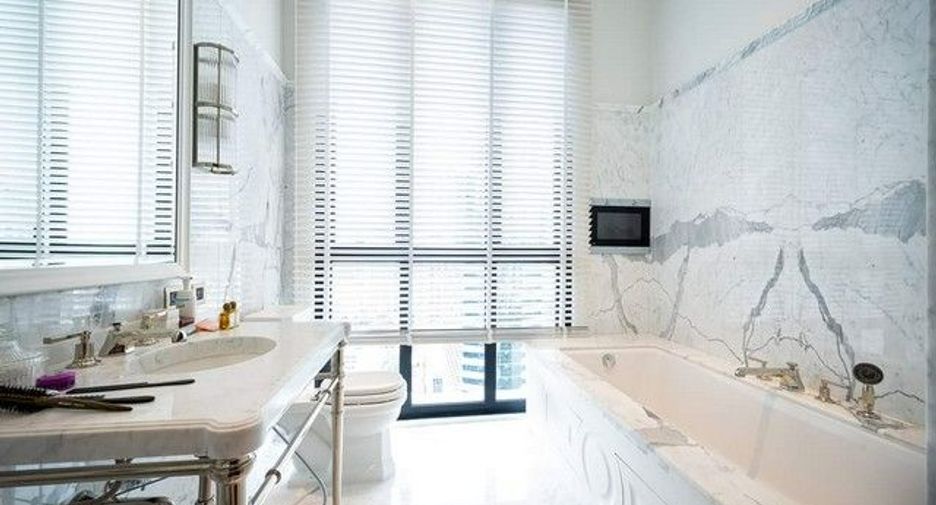 For rent 2 bedrooms condo in Pathum Wan, Bangkok