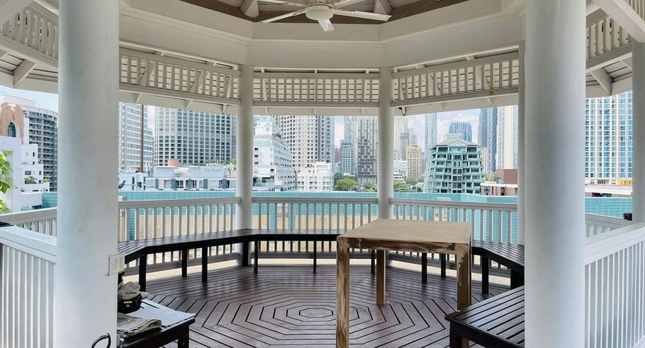 For rent 4 bedrooms condo in Phra Khanong, Bangkok