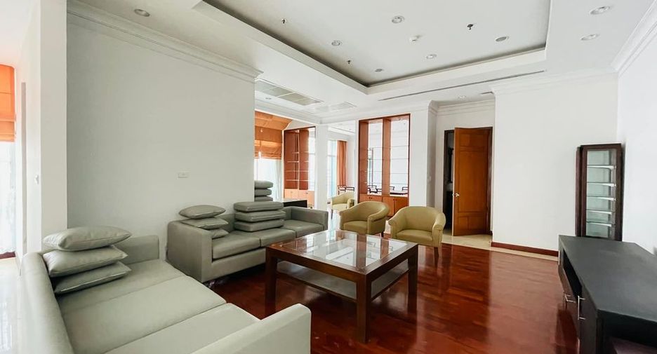 For rent 4 bedrooms condo in Phra Khanong, Bangkok