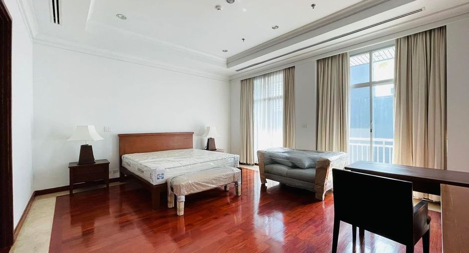 For rent 4 bedrooms condo in Phra Khanong, Bangkok