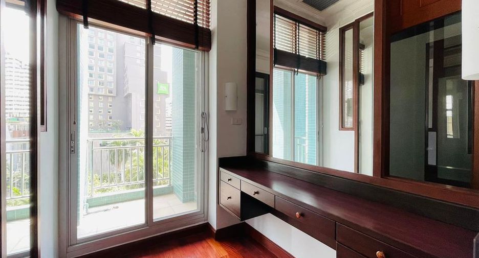 For rent 4 bedrooms condo in Phra Khanong, Bangkok