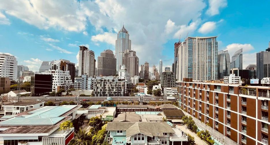 For rent 4 bedrooms condo in Phra Khanong, Bangkok