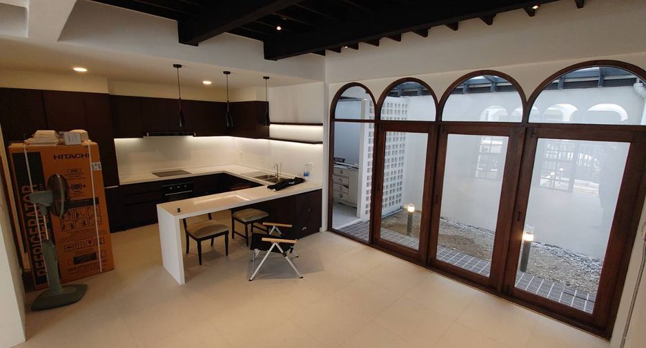 Casa adosada en alquiler de 3 habitaciones en Khlong Toei, Bangkok