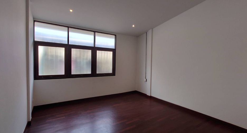 Casa adosada en alquiler de 3 habitaciones en Khlong Toei, Bangkok