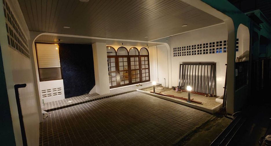 Casa adosada en alquiler de 3 habitaciones en Khlong Toei, Bangkok