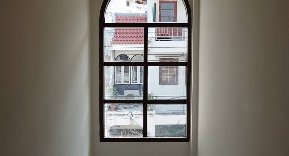 Casa adosada en alquiler de 3 habitaciones en Khlong Toei, Bangkok