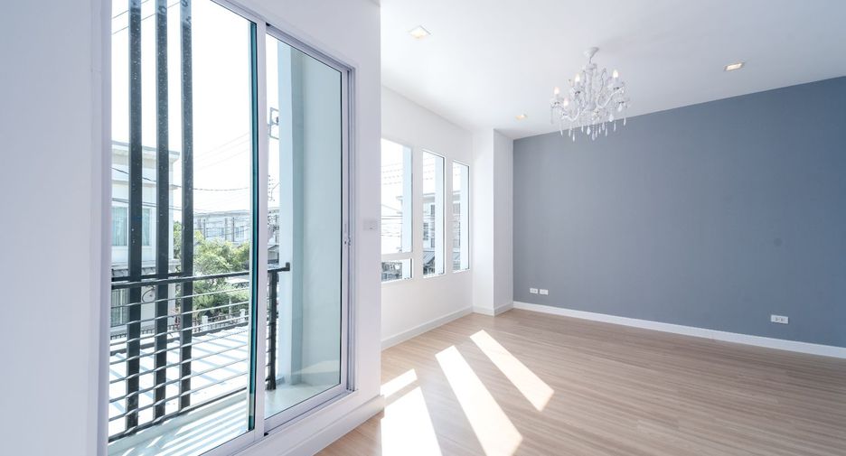 For sale 3 bedrooms townhouse in Khlong Sam Wa, Bangkok