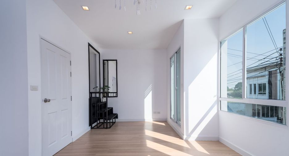 For sale 3 bedrooms townhouse in Khlong Sam Wa, Bangkok