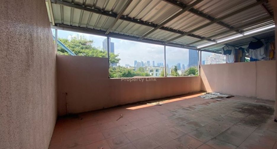 For rent and for sale 4 bedrooms townhouse in Khlong Toei, Bangkok