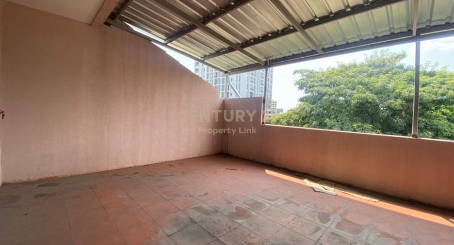 For rent and for sale 4 bedrooms townhouse in Khlong Toei, Bangkok