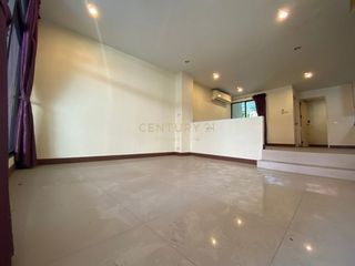 Reihenhaus zur Miete und zum Kauf mit 4 Zimmer in Khlong Toei, Bangkok