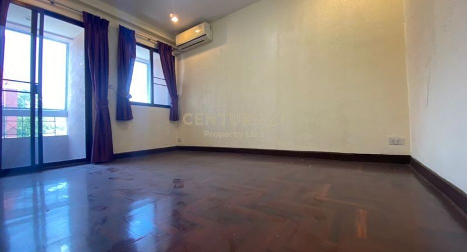 For rent and for sale 4 bedrooms townhouse in Khlong Toei, Bangkok