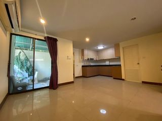 Reihenhaus zur Miete und zum Kauf mit 4 Zimmer in Khlong Toei, Bangkok