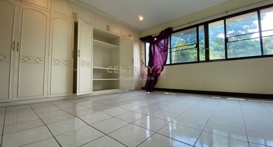 For rent and for sale 4 bedrooms townhouse in Khlong Toei, Bangkok