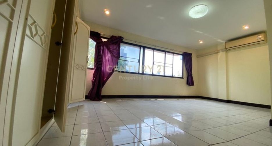 For rent and for sale 4 bedrooms townhouse in Khlong Toei, Bangkok