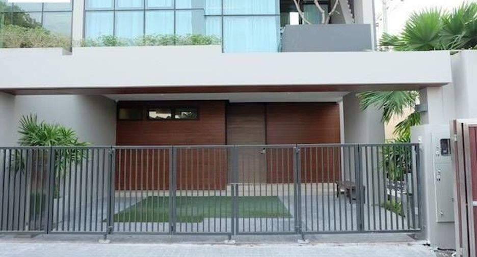 For rent 3 bedrooms villa in Watthana, Bangkok