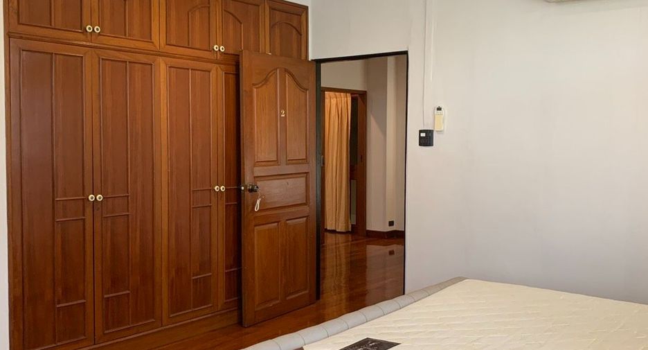 For rent 3 bedrooms house in Watthana, Bangkok