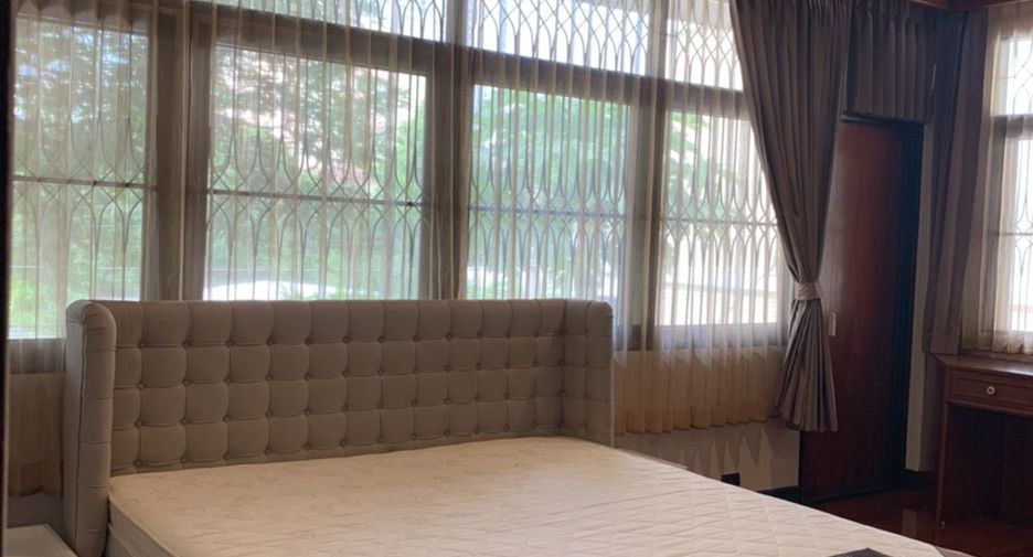 For rent 3 bedrooms house in Watthana, Bangkok