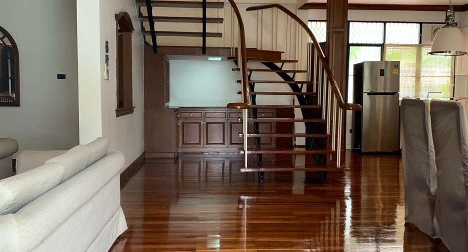 For rent 3 bedrooms house in Watthana, Bangkok