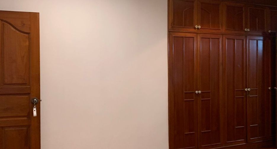 For rent 3 bedrooms house in Watthana, Bangkok