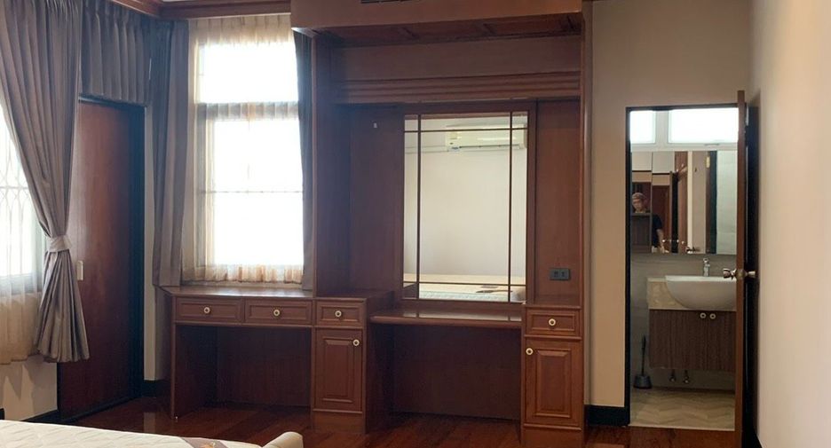 For rent 3 bedrooms house in Watthana, Bangkok