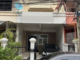 À louer 4 chambres maison de ville à Wang Thonglang, Bangkok