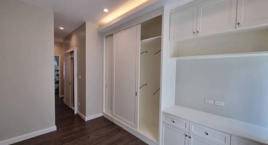 For rent 3 bedrooms townhouse in Watthana, Bangkok