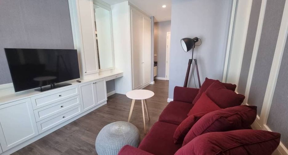 For rent 3 bedrooms townhouse in Watthana, Bangkok