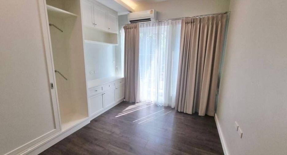 For rent 3 bedrooms townhouse in Watthana, Bangkok