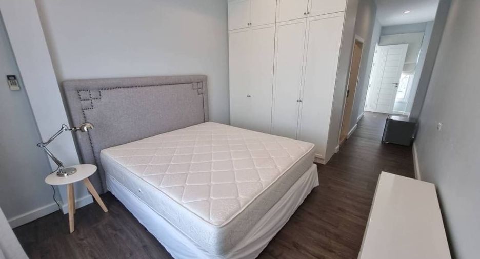 For rent 3 bedrooms townhouse in Watthana, Bangkok