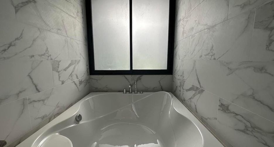 Casa en alquiler y en venta de 5 habitaciones en Yan Nawa, Bangkok