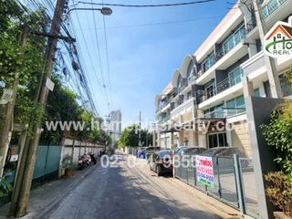 For sale 3 Beds retail Space in Chatuchak, Bangkok