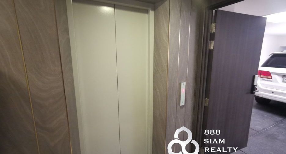 For rent 4 bedrooms townhouse in Watthana, Bangkok