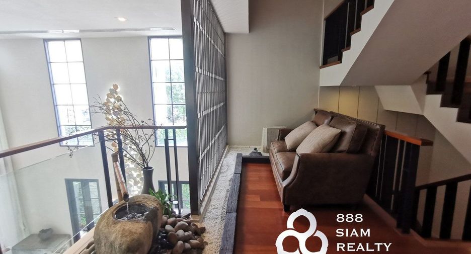 For rent 4 bedrooms townhouse in Watthana, Bangkok