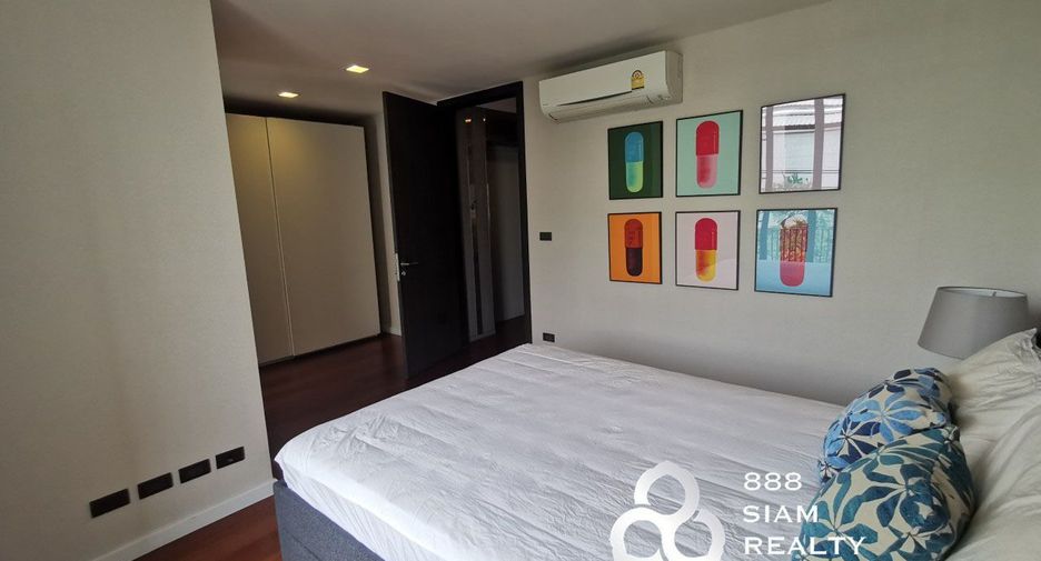For rent 4 bedrooms townhouse in Watthana, Bangkok