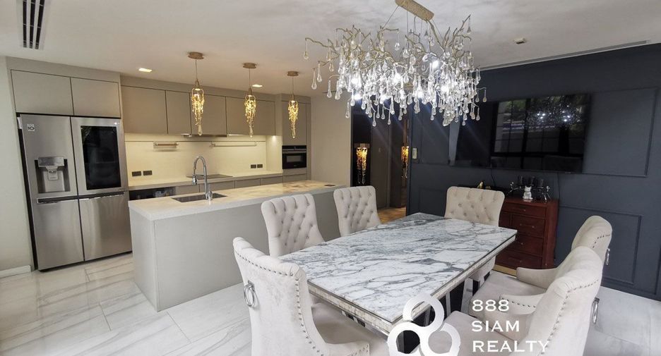 For rent 4 bedrooms townhouse in Watthana, Bangkok