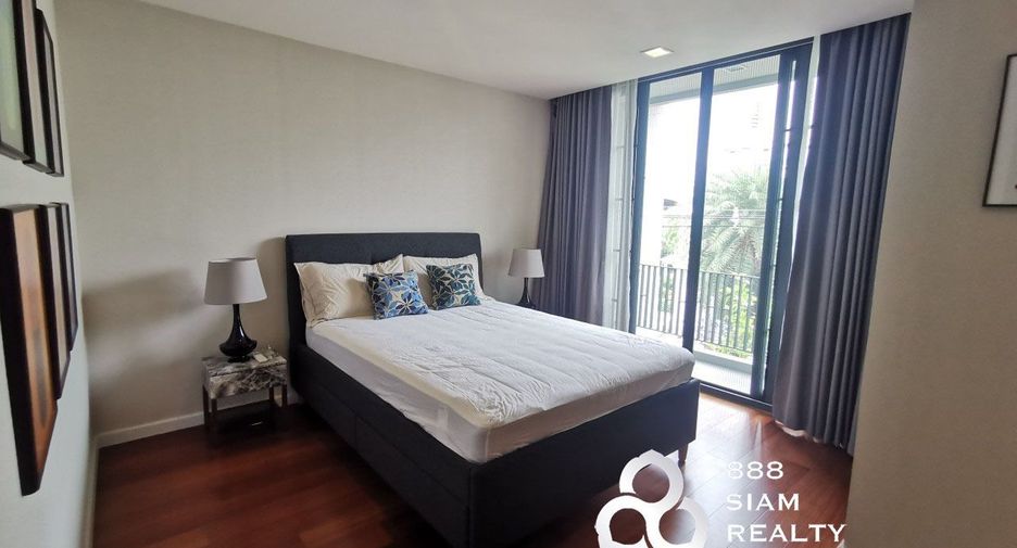 For rent 4 bedrooms townhouse in Watthana, Bangkok
