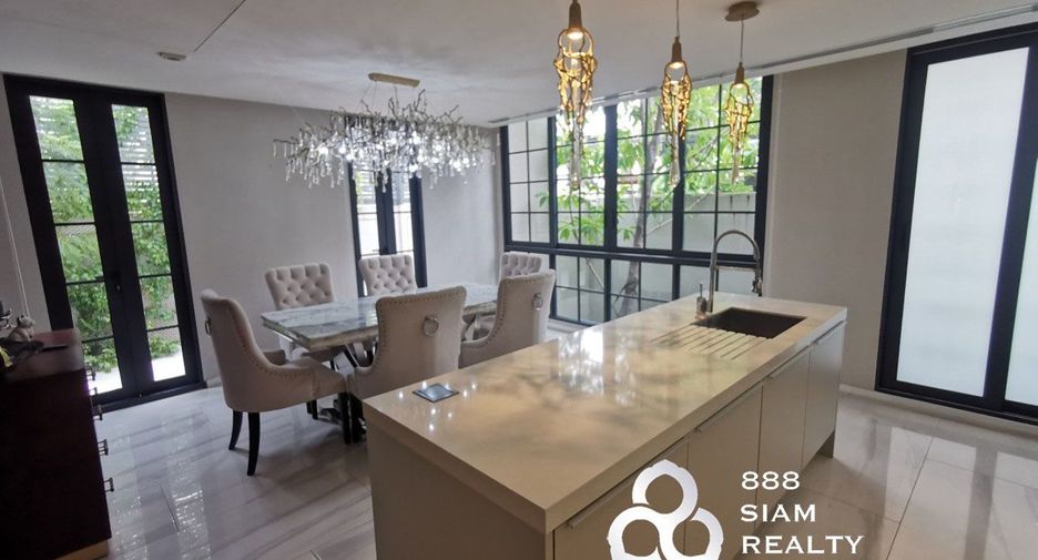 For rent 4 bedrooms townhouse in Watthana, Bangkok
